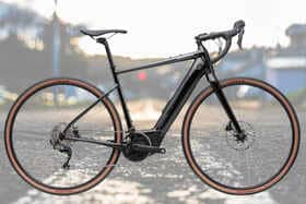 【電動自転車】路面状況を気にせず快適に走れる！ グラベルロードe-bikeのおすすめ2選のイメージ