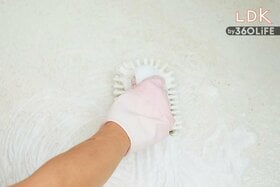 お風呂の床の黒ずみ、諦めない！硬めのブラシ&弱アルカリ洗剤で泡パックしてみて【LDK大掃除】<br />