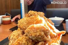 【実食】ド迫力…1.4kキング牛丼! からあげ20個タワー盛り! 人気店デカ盛り4品に挑戦 (MONOQLO)