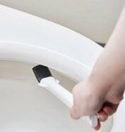 触れずにピカピカ！トイレ掃除グッズおすすめ4選。使い捨てOKのブラシをLDKが紹介